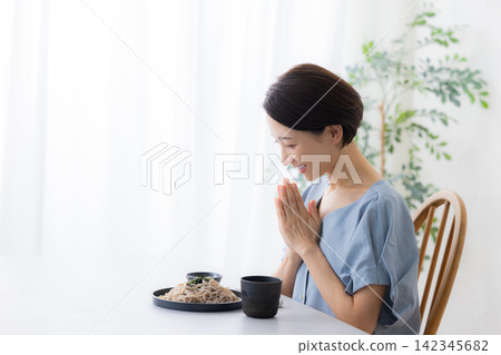 一位女士正在吃蕎麥麵 一位女士正在吃蕎麥麵 142345682