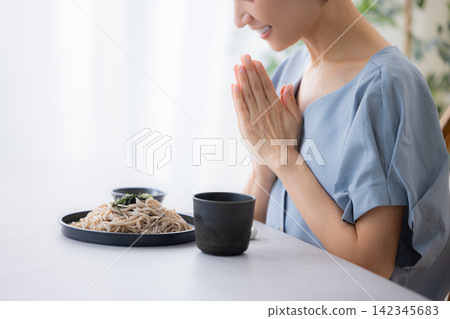 一位女士正在吃蕎麥麵 一位女士正在吃蕎麥麵 142345683