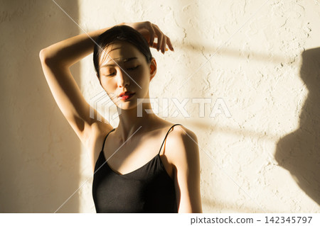 做身體護理的女性 142345797