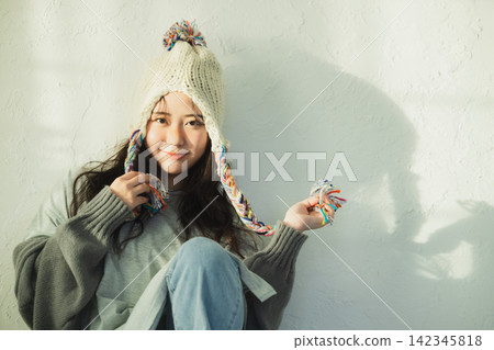一位戴著針織帽的女士的肖像 一位戴著針織帽的女士的肖像 142345818
