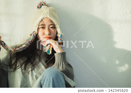 一位戴著針織帽的女士的肖像 一位戴著針織帽的女士的肖像 142345820