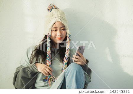 一位戴著針織帽的女士的肖像 142345821