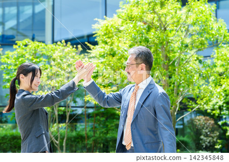 給予高五的商務人士 142345848