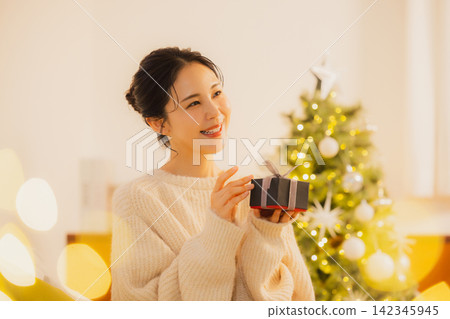 一位年輕女子正在送聖誕禮物 142345945