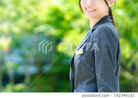 戶外職業女性肖像照。 戶外職業女性肖像照。 142346181