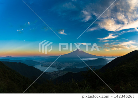 Sunset clouds and Mount Fuji from the First Terrace at Shindo Pass in summer Sunset clouds and Mount Fuji from the First Terrace at Shindo Pass in summer 142346265