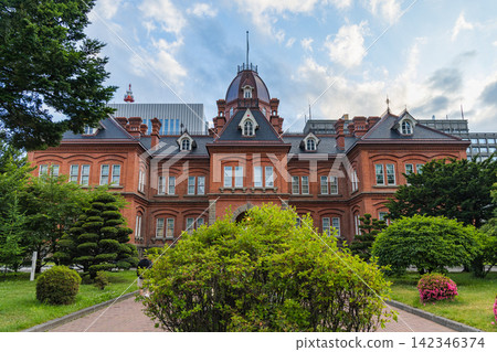原北海道政府辦公大樓美麗的八角形塔樓與日本北海道札幌市的城市景觀和諧統一。 原北海道政府辦公大樓美麗的八角形塔樓與日本北海道札幌市的城市景觀和諧統一。 142346374