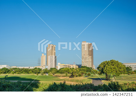 從淀川河床眺望大阪府枚方市葛葉町 從淀川河床眺望大阪府枚方市葛葉町 142347251