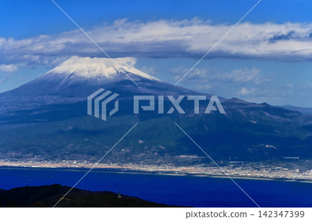從伊豆半島伊豆山脊步道上的達摩山頂眺望富士山，山頂被雲霧遮蔽。 142347399