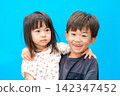 兄妹倆一起享受影棚拍攝的樂趣 142347452