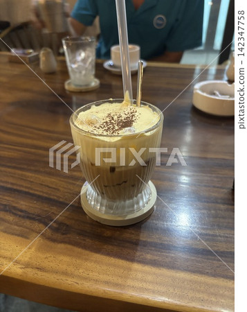 一家咖啡館 142347758