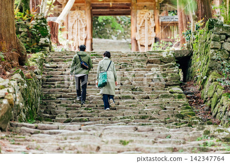 【滋賀縣東近江市】前往百齋寺仁王門的遊客 【滋賀縣東近江市】前往百齋寺仁王門的遊客 142347764