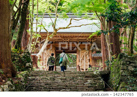 【滋賀縣東近江市】前往百齋寺仁王門的遊客 【滋賀縣東近江市】前往百齋寺仁王門的遊客 142347765