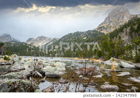 Ratera de Colomers lake in Aiguestortes National Park, Spain 142347998