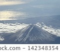 【航拍圖】從飛機上看到的白雪皚皚的富士山和雲海。 142348354