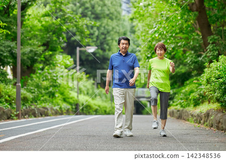 一對老年夫婦外出散步 一對老年夫婦外出散步 142348536