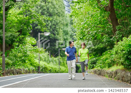 一對老年夫婦外出散步 一對老年夫婦外出散步 142348537
