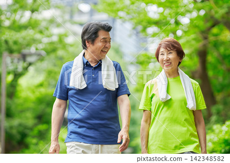 一對老年夫婦外出散步 一對老年夫婦外出散步 142348582