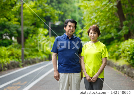 一對老年夫婦外出散步 一對老年夫婦外出散步 142348695