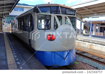 以新幹線0係為靈感的鐵路模型火車(久保川站)。 以新幹線0係為靈感的鐵路模型火車(久保川站)。 142348757