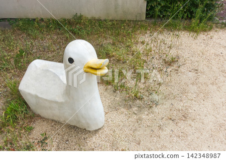 A retro duck-shaped playground structure stands quietly in the park: an object that exudes a Showa-era atmosphere in the plaza. A retro duck-shaped playground structure stands quietly in the park: an object that exudes a Showa-era atmosphere in the plaza. 142348987