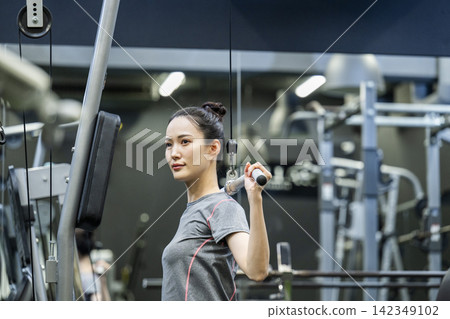 訓練:年輕女子,背闊肌下拉 訓練:年輕女子,背闊肌下拉 142349102