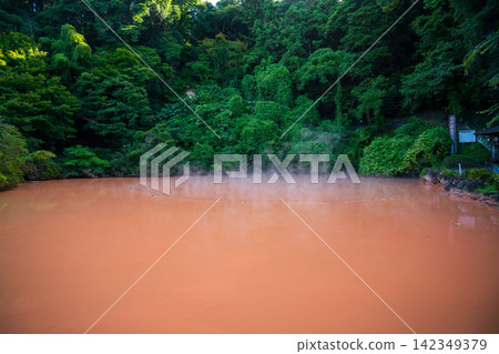Blood Pond Hell, a popular tourist spot in Beppu Blood Pond Hell, a popular tourist spot in Beppu 142349379
