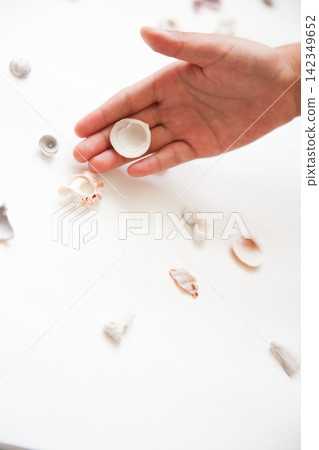 一隻孩子的手和一個貝殼 一隻孩子的手和一個貝殼 142349652