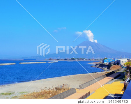 從樽水濱公路站(鹿兒島縣樽水市)看到的櫻島火山 從樽水濱公路站(鹿兒島縣樽水市)看到的櫻島火山 142349780