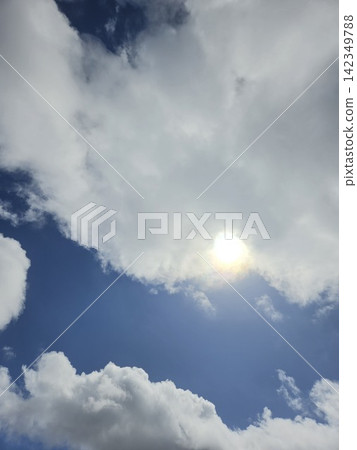 太陽插入雲層 太陽插入雲層 142349788
