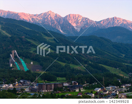 Beautiful morning glow over the Hakuba Three Peaks in summer, Hakuba Village, Nagano Prefecture (aerial photography by drone) 142349928