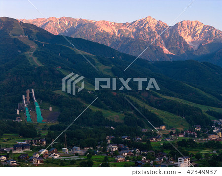夏日清晨，白馬山脈沐浴在美麗的陽光下，長野縣白馬村（無人機空拍） 142349937
