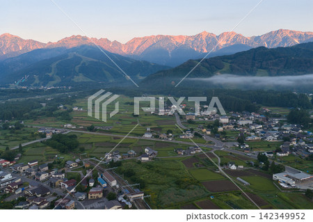 長野縣白馬市美麗的夏日清晨(無人機空拍) 長野縣白馬市美麗的夏日清晨(無人機空拍) 142349952