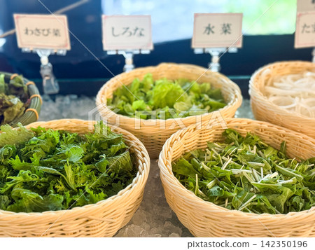 提供新鮮綠葉蔬菜的沙拉吧。 提供新鮮綠葉蔬菜的沙拉吧。 142350196
