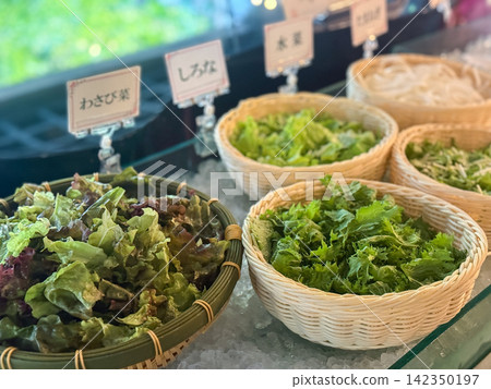 提供新鮮綠葉蔬菜的沙拉吧。 提供新鮮綠葉蔬菜的沙拉吧。 142350197
