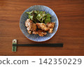 Enjoy fried chicken with Hasami ware dishes and chopsticks. 142350229