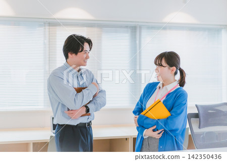 一段甜蜜的辦公室戀情，與同事之間充滿歡笑，幸福洋溢。 142350436