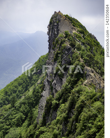 石槌山雄偉壯麗的山景,非常適合用作傳單和廣告的背景。 石槌山雄偉壯麗的山景,非常適合用作傳單和廣告的背景。 142350684