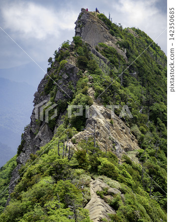 石槌山雄偉壯麗的山景,非常適合用作傳單和廣告的背景。 石槌山雄偉壯麗的山景,非常適合用作傳單和廣告的背景。 142350685