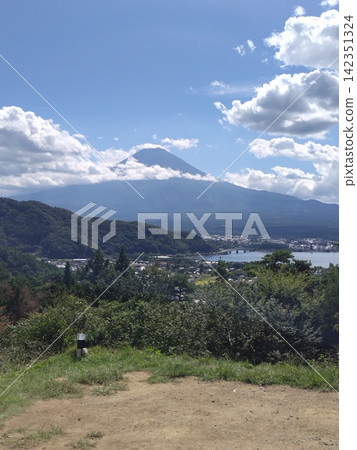 從通往天空鳥居的山路上看到的景色 從通往天空鳥居的山路上看到的景色 142351324