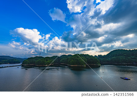 湖面因上方雲層的遮蔽而略顯昏暗。布目水壩。 12毫米。上方留有文字空間。橫幅構圖,左側天空為藍色。適用於B0海報。 湖面因上方雲層的遮蔽而略顯昏暗。布目水壩。 12毫米。上方留有文字空間。橫幅構圖,左側天空為藍色。適用於B0海報。 142351566
