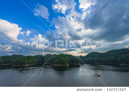 V字形雲朵和逐漸變暗的湖面;布目水壩;12毫米;頂部留白;左側為藍天的橫向構圖;適合製作B1海報。 V字形雲朵和逐漸變暗的湖面;布目水壩;12毫米;頂部留白;左側為藍天的橫向構圖;適合製作B1海報。 142351567