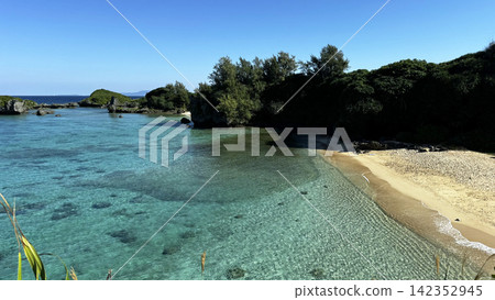 從沖繩恩納村風景名勝區扎內海灘看到的碧綠大海和海岬。 142352945