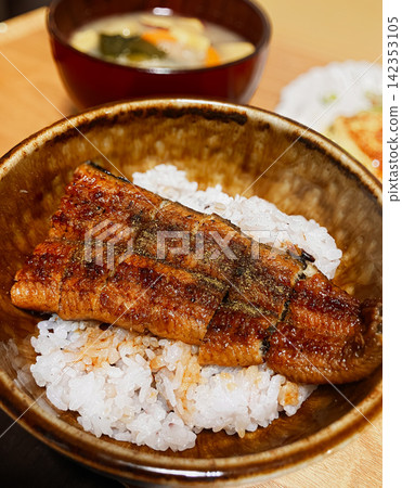 自製鰻魚飯和味噌湯套餐 自製鰻魚飯和味噌湯套餐 142353105