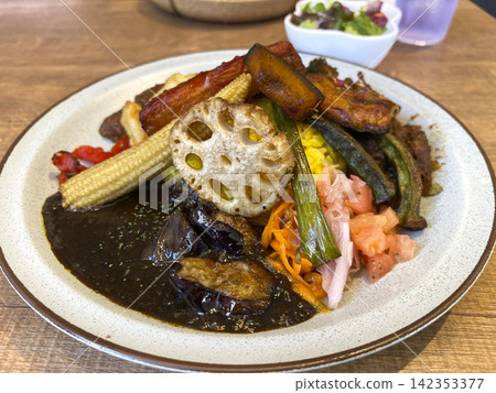 Delicious-looking vegetable curry. Vegetables are tasty. Delicious-looking vegetable curry. Vegetables are tasty. 142353377