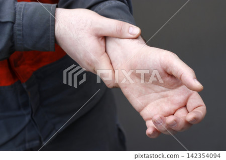 Wrist pain after working hard Wrist pain after working hard 142354094