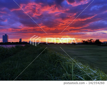夕陽的雲彩染成了鮮紅色 夕陽的雲彩染成了鮮紅色 142354260