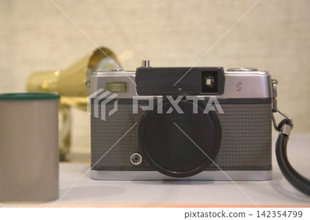 Showa-era retro vintage half-frame film camera and case 142354799