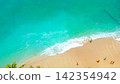 威基基海灘擁有美麗的翡翠綠海水和沙灘。 142354942
