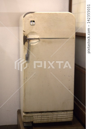 昭和時代的復古風格單門電冰箱和障子屏風。 昭和時代的復古風格單門電冰箱和障子屏風。 142355031